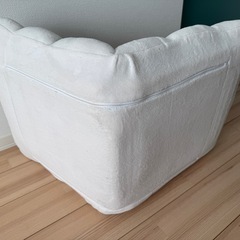 モコモコ座椅子とパイプ椅子のセットの画像