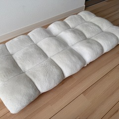 モコモコ座椅子とパイプ椅子のセットの画像