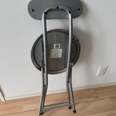 モコモコ座椅子とパイプ椅子のセットの画像