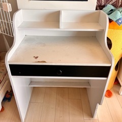 子供用の机の画像