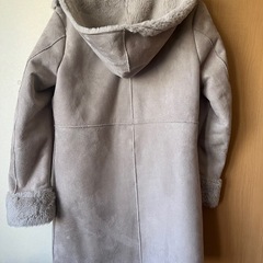 INGIフード付きグレーのムートンコートの画像