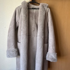 INGIフード付きグレーのムートンコートの画像