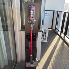 【大人気】早い者勝ち！Dyson ダイソン 掃除機 コードレス　充電スタンド・ブラシノズル2種・リモコン収納の画像