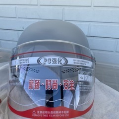 未使用のヘルメット。取り外し可能な風防が付属します。
の画像