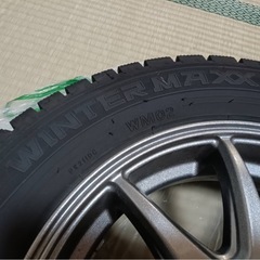 ☆美品☆ 24年製スタッドレスタイヤ4本セット DUNLOP WINTER MAXX WM02 155/65R13 73Q(ナット、ホイル付き)の画像