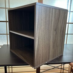 カラーボックスと書類収納ケースの画像