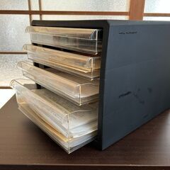 カラーボックスと書類収納ケースの画像