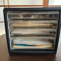 カラーボックスと書類収納ケースの画像