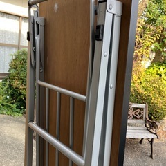 会議テーブル　机　6台あり　長机の画像