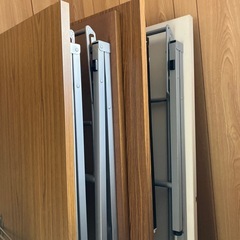 会議テーブル　机　6台あり　長机の画像