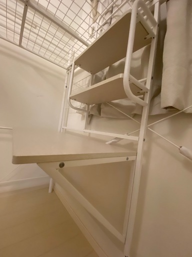 お取り引き中になります。ニトリのスチールハイベッド・デスクと棚付き