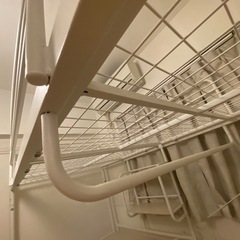 お取り引き中になります。ニトリのスチールハイベッド・デスクと棚付きの画像