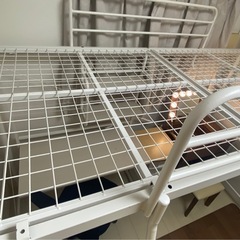 お取り引き中になります。ニトリのスチールハイベッド・デスクと棚付きの画像