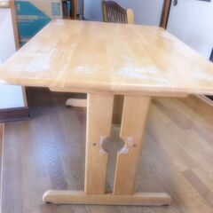 カリモクのダイニングテーブルの画像