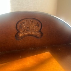 アンティーク風の木製キャビネットの画像