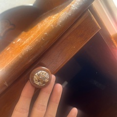 アンティーク風の木製キャビネットの画像