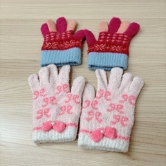 🍓イチゴ柄のふわふわスリーパー&🧣キッズマフラー&手袋×2美品‼の画像