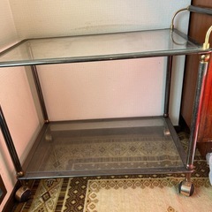 ガラス台のワゴンの画像