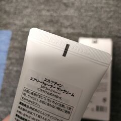 化粧品3点セット　日焼け止め、ファンデーション、アイシャドウパレット　参考定価は全部で5000円以上かなと思います。の画像