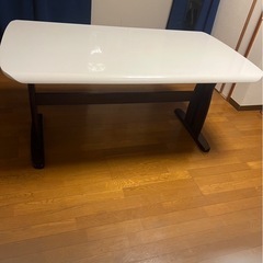 ダイニングテーブルの画像