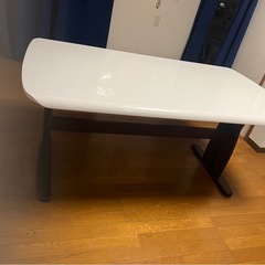 ダイニングテーブルの画像