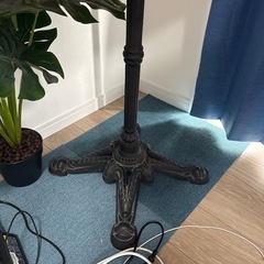 アンティーク風テーブルの画像