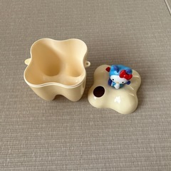 キティちゃんの歯ブラシ入れの画像