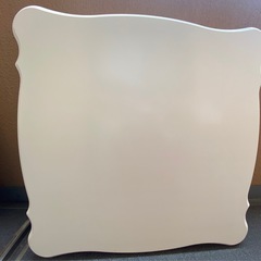 白ローテーブルの画像