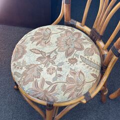 店頭引き渡し 中古 藤 ラタン ダイニングチェア ２脚セット イス クッション付き レトロ 家具の画像