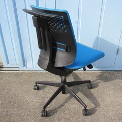 事務イス　肘なし　コクヨ製ウィザードチェア　ブルー　ハンガー付きの画像