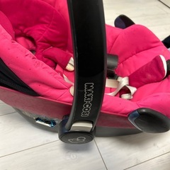 MAXI-COSI ピンク チャイルドシートの画像