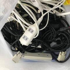 HDMIケーブル、アダプター、コンセント、配線コード等多数の画像