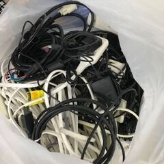 HDMIケーブル、アダプター、コンセント、配線コード等多数の画像