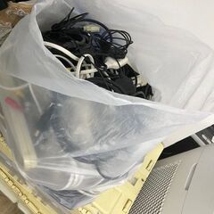 HDMIケーブル、アダプター、コンセント、配線コード等多数の画像