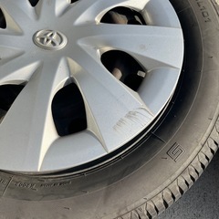 15インチ スチールホイール＋タイヤ4本／175/65R15／トヨタ純正ホイールキャップ付の画像