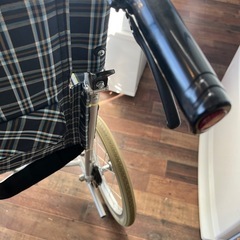 【中古・美品】軽量アルミ製 介助用車椅子 カワムラサイクル製 ノーパンクタイヤの画像
