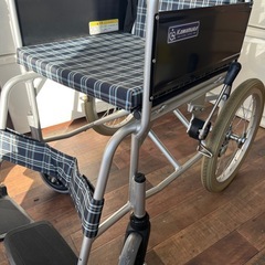 【中古・美品】軽量アルミ製 介助用車椅子 カワムラサイクル製 ノーパンクタイヤの画像