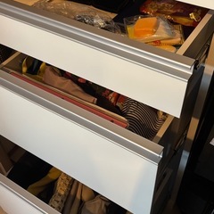 美品 3段キッチンボード 食器棚 キャビネット ホワイト&シルバーの画像