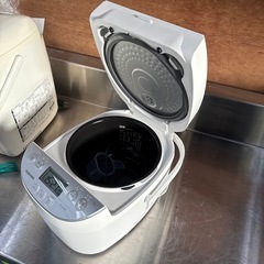 超美品東芝炊飯器2024年製　RC-10HWの画像