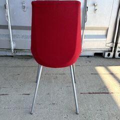 赤のファブリックチェアの画像