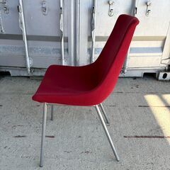 赤のファブリックチェアの画像