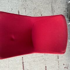 赤のファブリックチェアの画像