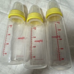 12月23日まで！！【Pigeon】哺乳瓶4本（キャップ・乳首付き）&乳首洗浄ブラシの画像