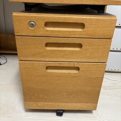 美品☆イトーキ 学習机 (マロンちゃん) 高槻のテーブル《学習机》の