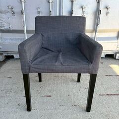 グレー肘掛け付きチェアの画像