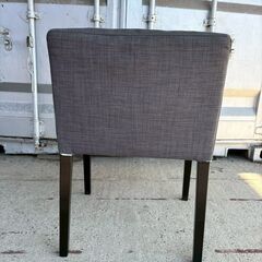 グレー肘掛け付きチェアの画像