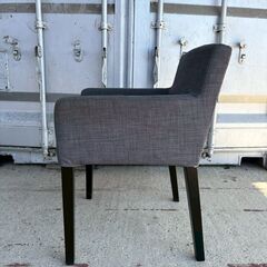 グレー肘掛け付きチェアの画像