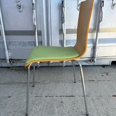 木製×ライトグリーンのチェアの画像