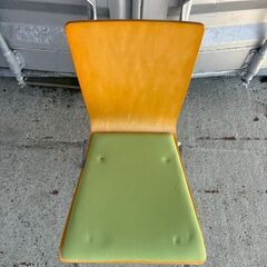 木製×ライトグリーンのチェアの画像