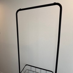 移動式カゴ付きハンガーラック　黒の画像